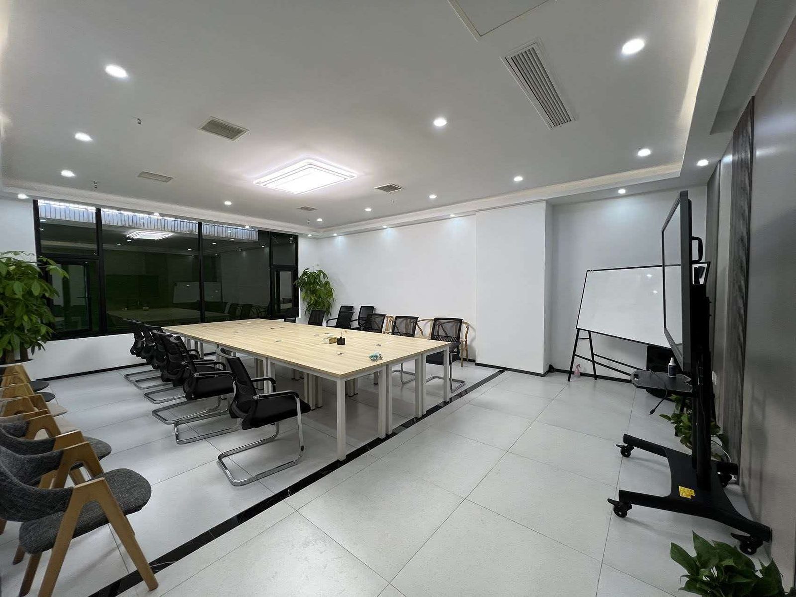 103孵化器 会议室实景 · 团队会议客户洽谈